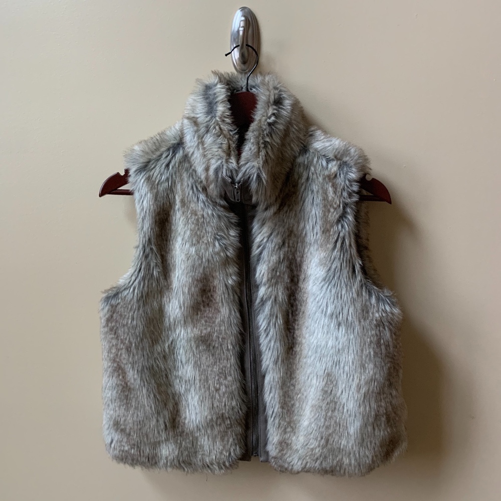Elle cropped faux fur zip front vest